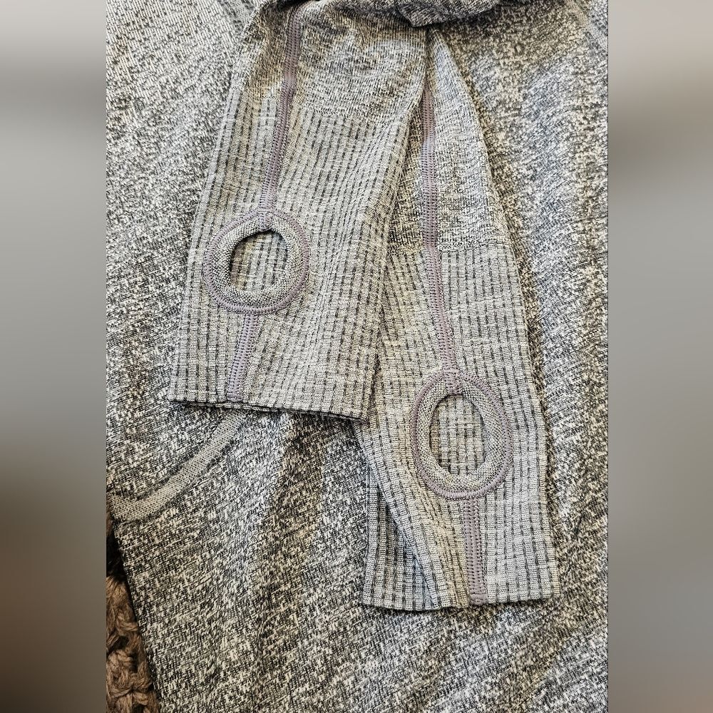 Lulu Swiftly Tech Ls Crew. Size 8 - image 5